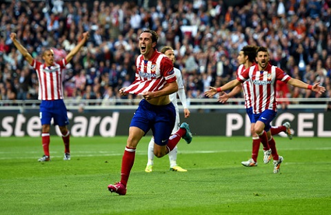 Sau Miranda, MU tiếp tục nhắm Godin hòng “vá” hàng thủ