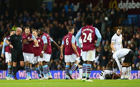 Ashley Young nhận lỗi về thẻ đỏ của Gabriel Agbonlahor