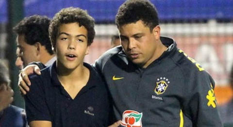 Con trai 14 tuoi cua Ronaldo beo hon co giao U30 hinh anh