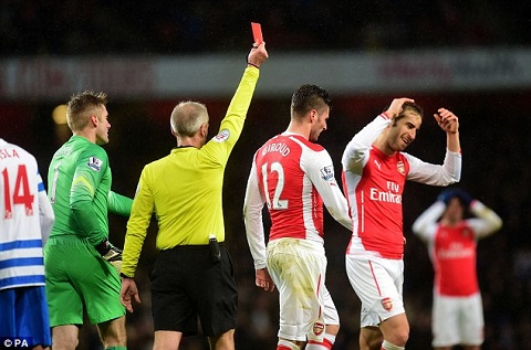 Giroud “lĩnh đòn” từ HLV Wenger sau khi nhận thẻ đỏ