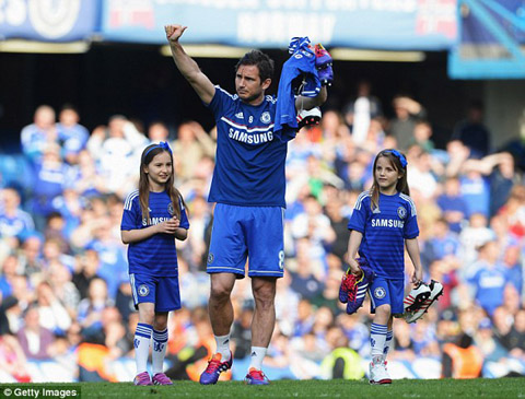 Lampard roi Chelsea trong nuoc mat.