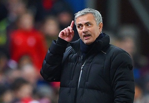 Trong tai Premier League xuong nuoc xin loi HLV Mourinho hinh anh