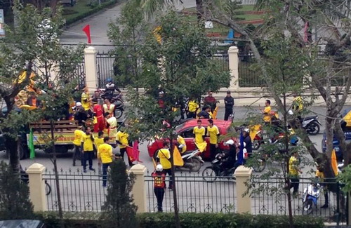 CĐV xứ Thanh chơi xấu HN.T&T