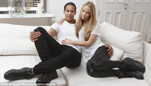 Sao túc cầu từ chối M.U vì sợ .... bồ đá