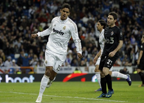 Chelsea tính bán Luiz để mua Varane