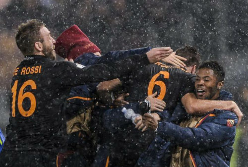 Gervinho lập cú đúp giúp Roma thắng nghẹt thở trước Napoli