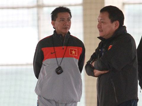 Rộ thông tin HLV Hoàng Văn Phúc nhường ghế cho trợ lý