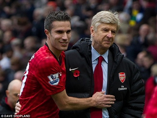 Arsene Wenger từng 3 lần lén lút gặp vợ Van Persie