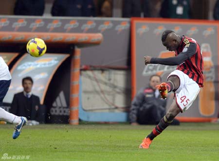 Balotelli lập siêu phẩm, AC Milan tìm được chiến thắng may mắn