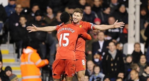 Steven Gerrard tỏa sáng: Hồi sinh trong vai trò libero mới