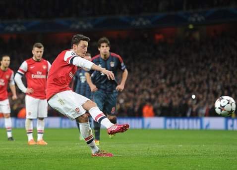 Arsene Wenger động viên trò cưng Oezil