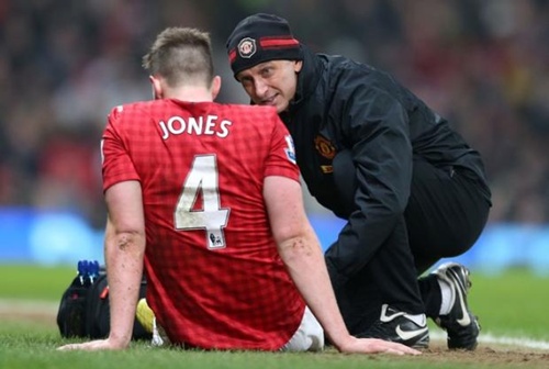 Phil Jones và chiếc áo số 4 đen tối tại Old Trafford