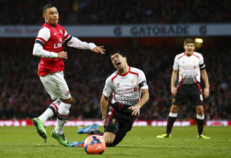 Tình huống Chamberlain cản ngã Suarez: Liverpool bị oan?