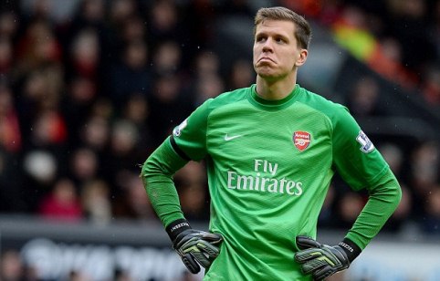 Thủ môn Arsenal dính chưởng vì lén hút thuốc trong phòng tắm