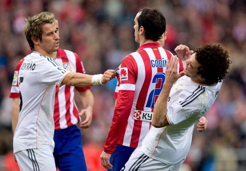 Ancelotti cáo buộc Atletico chơi bạo lực