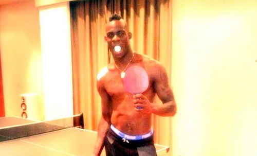 Đến lúc ngắt mạng rồi, Balotelli!