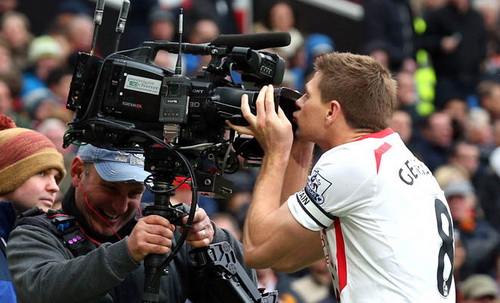 Nụ hôn thần chết của Steven Gerrard