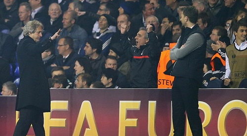 HLV của Benfica bị chê là thiếu đẳng cấp vì... giơ ba ngón tay chế giễu đối thủ