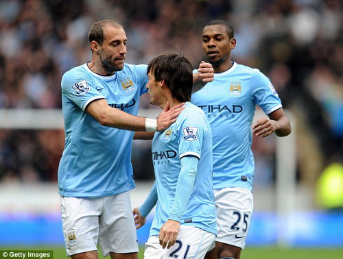 Mất người từ rất sớm, Man City vẫn hiên ngang đả Hổ