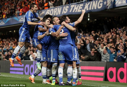 Chelsea vào tứ kết, Mourinho được dịp lên gân