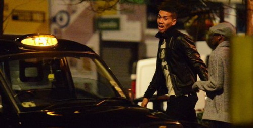 Man United thắng, Chris Smalling nổi hứng hát giữa phố lúc 3h sáng