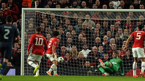 Cú đúp cứu thua ngoạn mục của De Gea