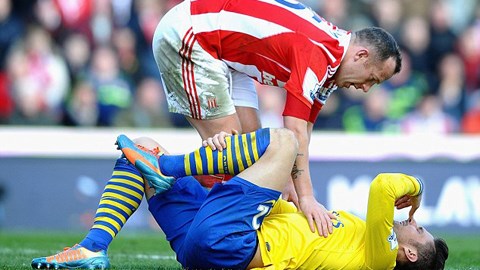 Giroud bị giẫm mạnh vào chân