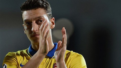 Gary Neville dạy HLV Arsene Wenger cách sử dụng Mesut Ozil