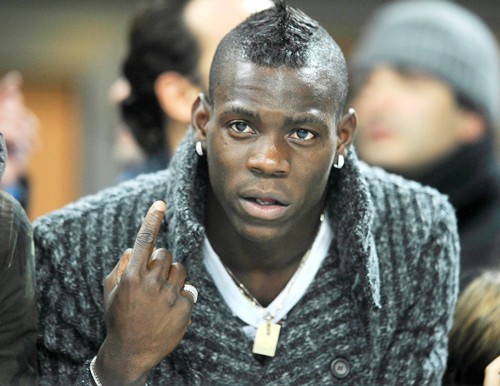 10 trò chơi ngông, nghịch dại khác người của Balotelli