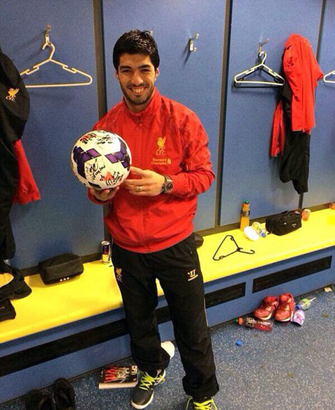 Vượt Ronaldo, Suarez tươi như hoa khoe kỷ vật