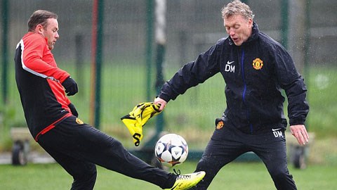 HLV Moyes vui vẻ đá ma với cầu thủ