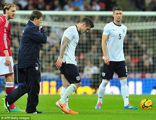 Jack Wilshere ngồi chơi xơi nước 6 tuần: Đâu chỉ mình Wenger méo mặt