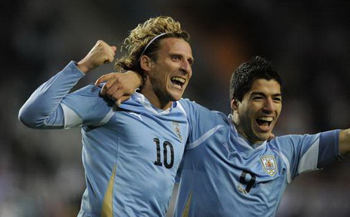 Bản tin Bongda24h sáng 10/4: Đàn anh Forlan xúi bậy Luis Suarez bỏ Liverpool sang Man Utd