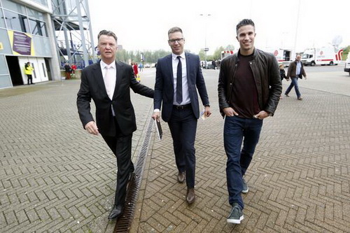 Van Persie câu kết với Van Gaal để đá Moyes?