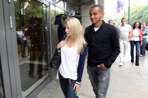 Walcott sướng rơn vì được làm bố trẻ con