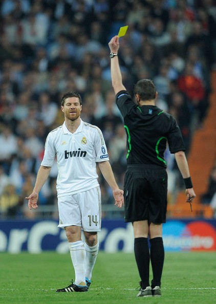 Xabi Alonso ôm đầu hối hận sau pha vào bóng