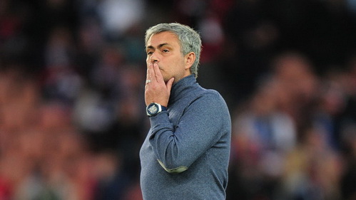 HLV Mourinho phát điên: Hàng thủ Chelsea thật lố bịch