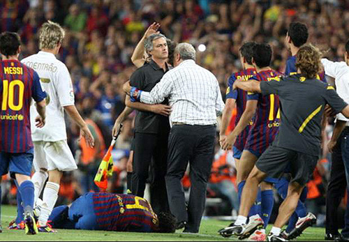Mourinho và lời đề nghị đầu hàng Barca đáng hổ thẹn (Phần 2)