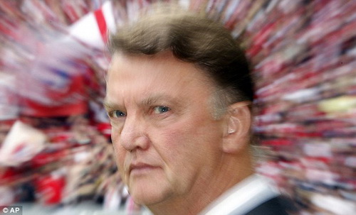 Louis Van Gaal: Bậc thầy, gã điên, kẻ hống hách, từng... tụt quần trước mặt cầu thủ