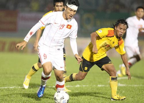 Ngày về kém vui của các cầu thủ Việt kiều