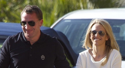 HLV Liverpool trơ mặt vui vẻ với tình mới