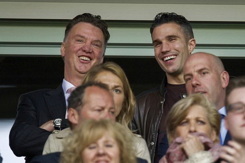 Van Gaal 'lên mặt', công khai chống đối Sir Alex