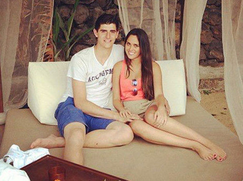 Lộ danh tính cô gái mà Courtois hôn đắm đuối