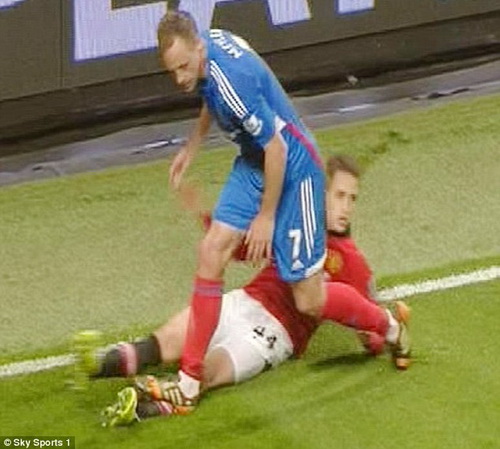 Pha giẫm chân ghê rợn của cầu thủ Hull City với Januzaj