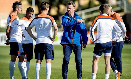 Louis van Gaal: Đội Hà Lan đang xích lại gần nhau hơn