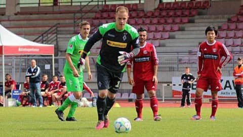 Thủ môn tương lai của Barca ghi bàn trên chấm 11m