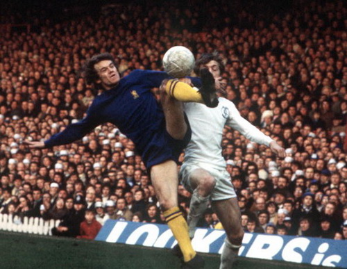 Huyen thoai Eddie McCreadie gop cong giup Chelsea danh bai Leeds 2-1 o tran chung ket FA Cup nam 1970. Trong hon 10 mua giai khoac ao The Blues, McCreadie ra san tong cong 331 tran va ghi 4 ban thang.