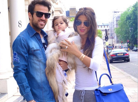 Bồ công khai chuyện Fabregas rời Barca