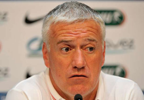 Máy bay do thám xuất hiện trên sân tập tuyển Pháp