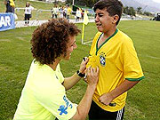 Fan nhí khóc ngất khi được gặp David Luiz